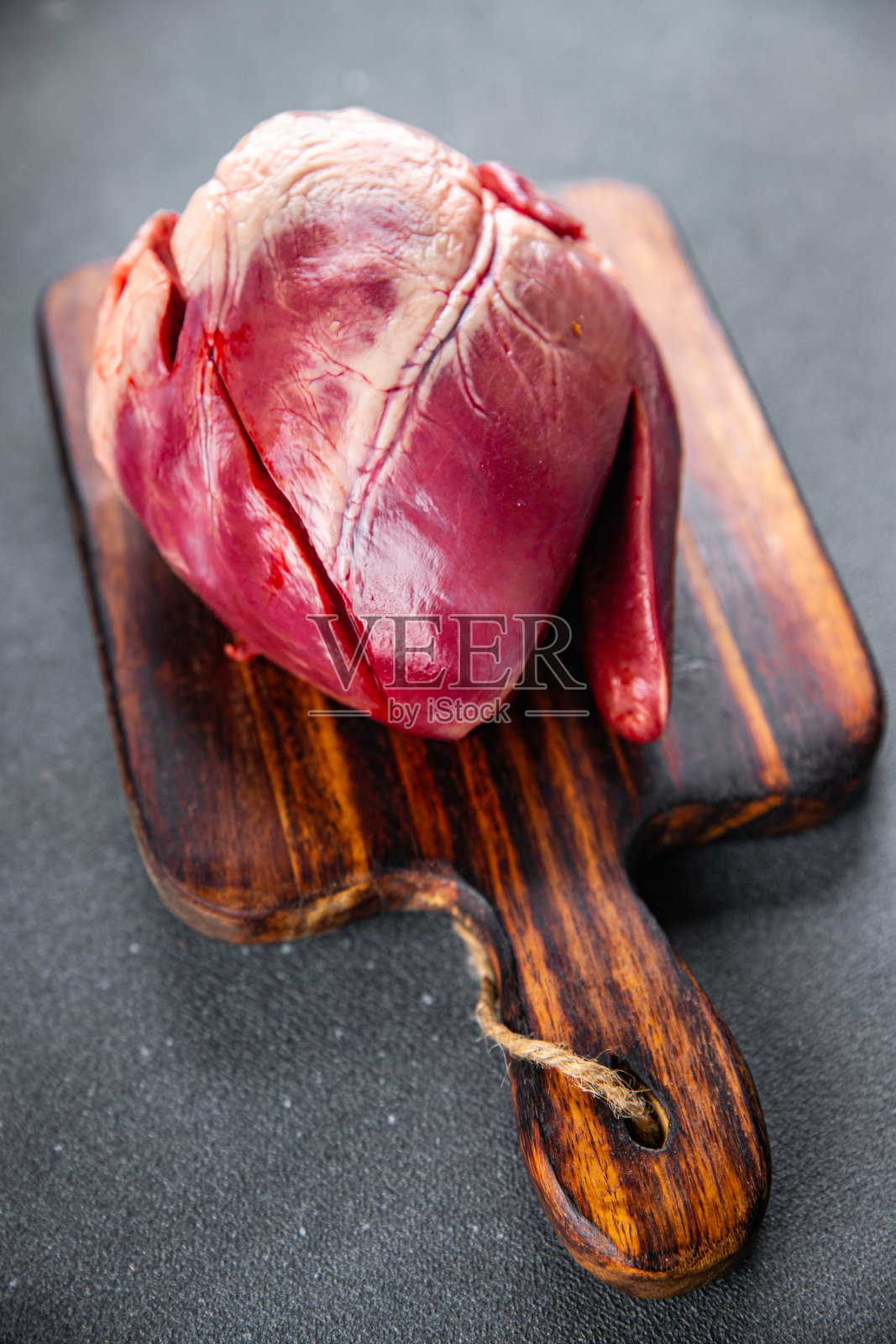 肉心生,内脏,猪肉或牛肉餐,食品,小吃,餐桌上复制空间,食品背景,质朴的俯视图照片摄影图片