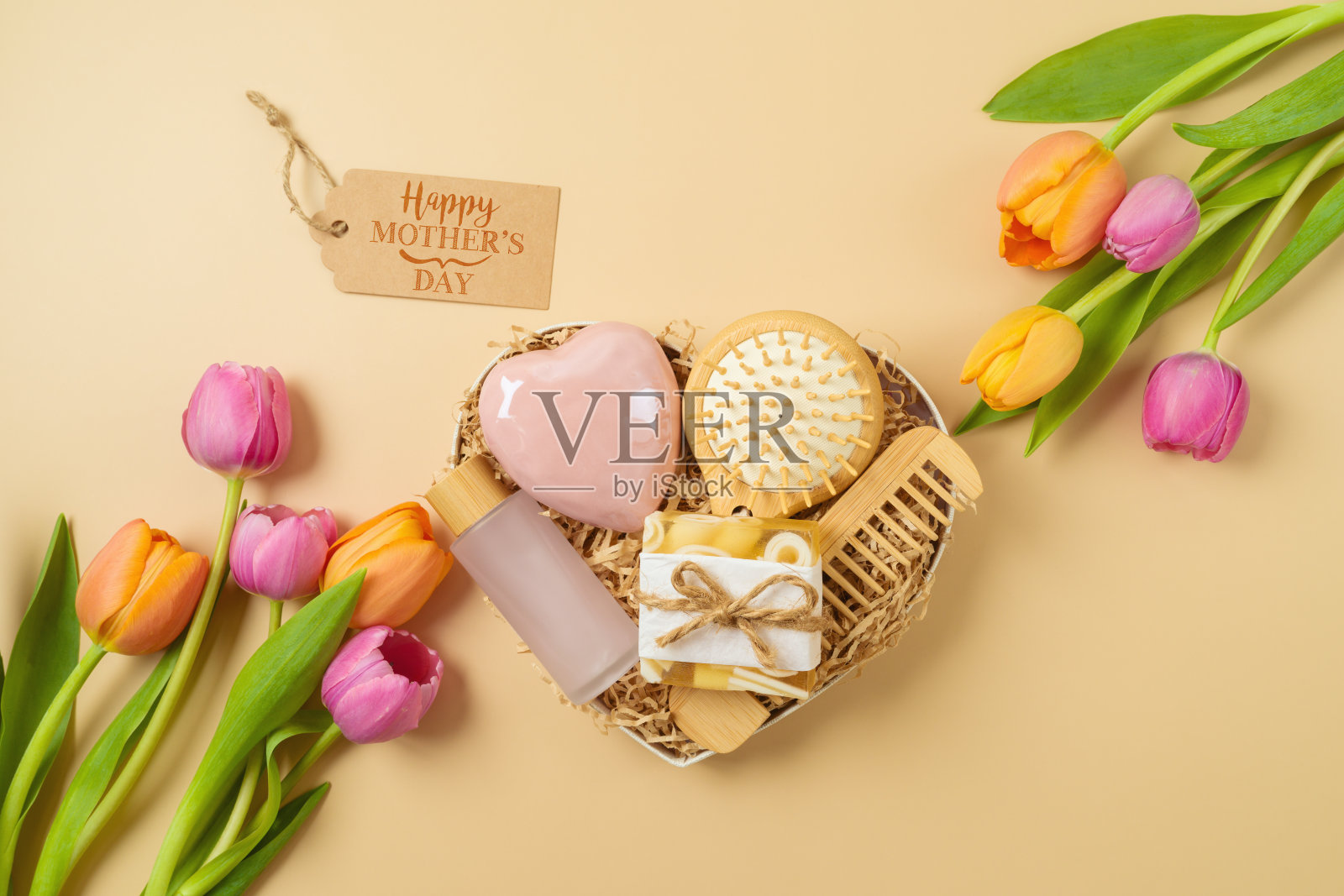 母亲节心形礼盒,米色底色为天然水疗产品和郁金香。俯视图照片摄影图片