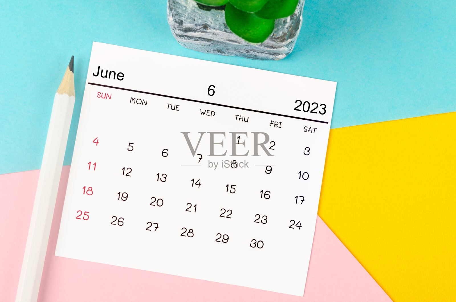 2023年6月月历,背景优美,用笔绘制。照片摄影图片