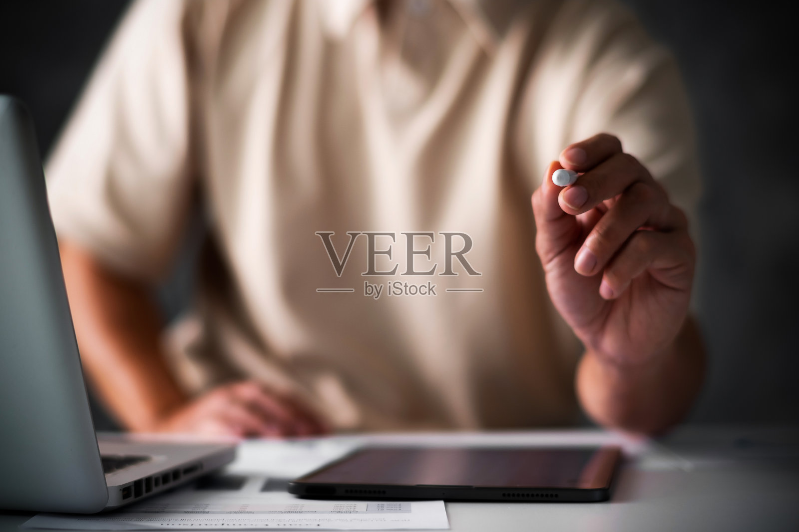 学生手持电子笔与平板电脑的特写。教育电子学习概念照片摄影图片