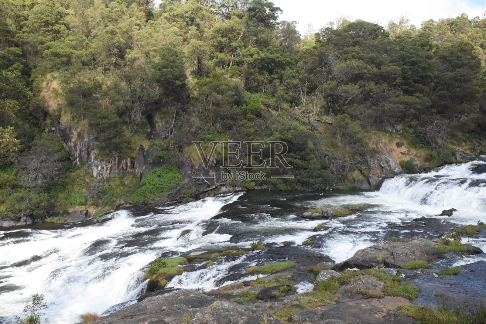 河流流淌着青山蓝天照片摄影图片