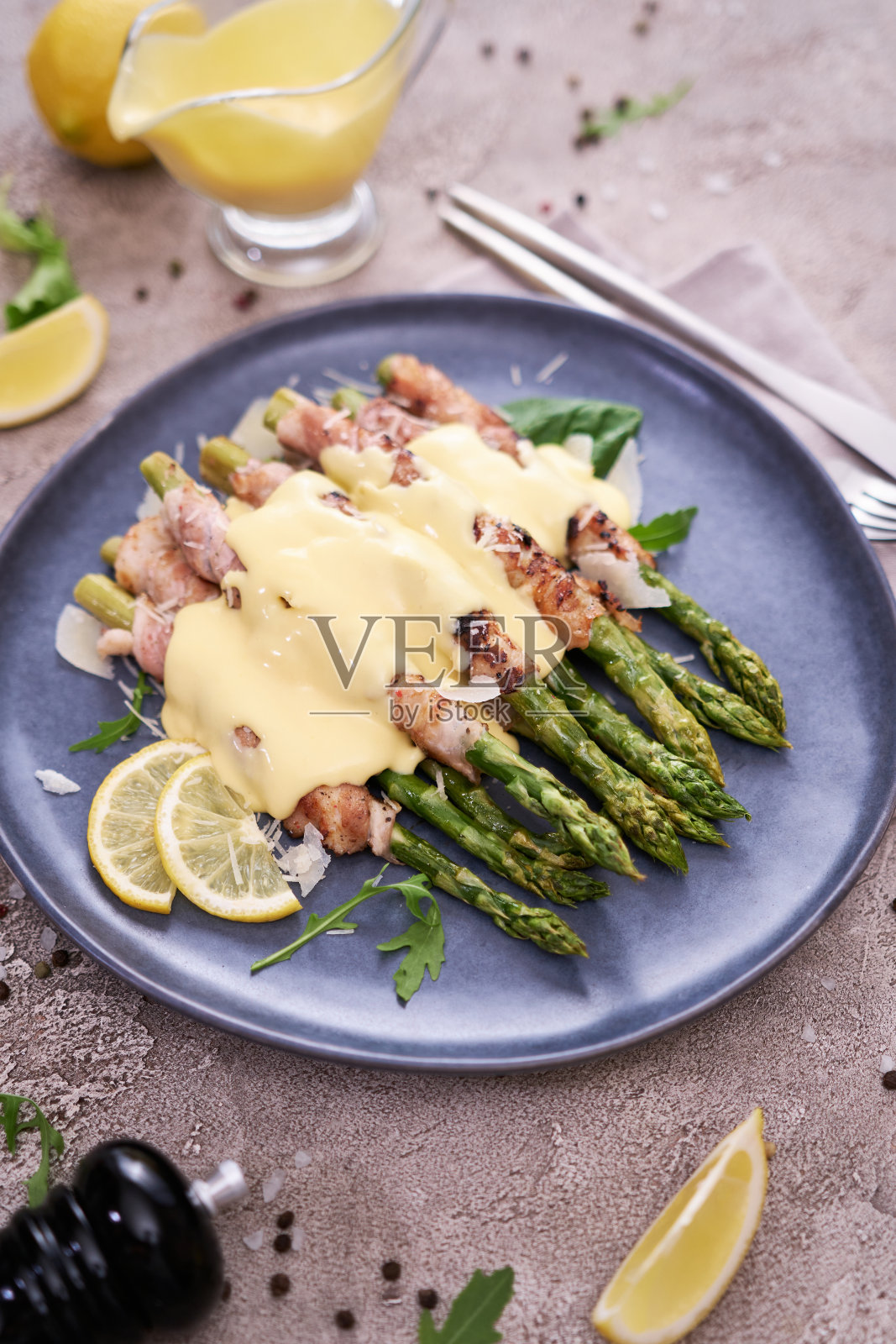 健康食品——芦笋包着培根和香料放在盘子里照片摄影图片