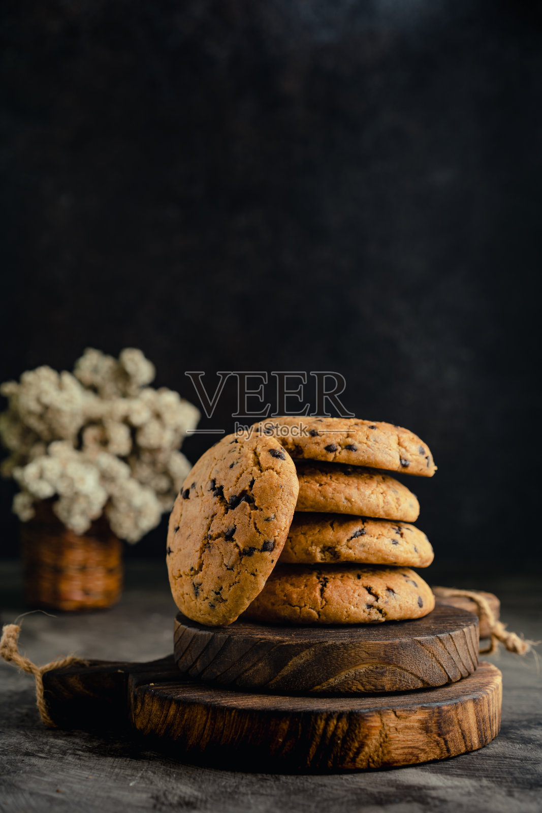 自制的巧克力片饼干在质朴的木制过山车和抽象的背景照片摄影图片