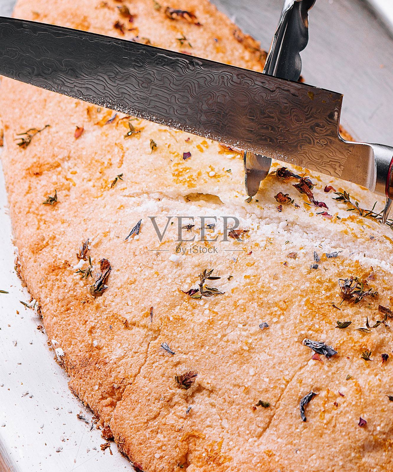 烤鱼,填满香草,盐皮厨师切照片摄影图片