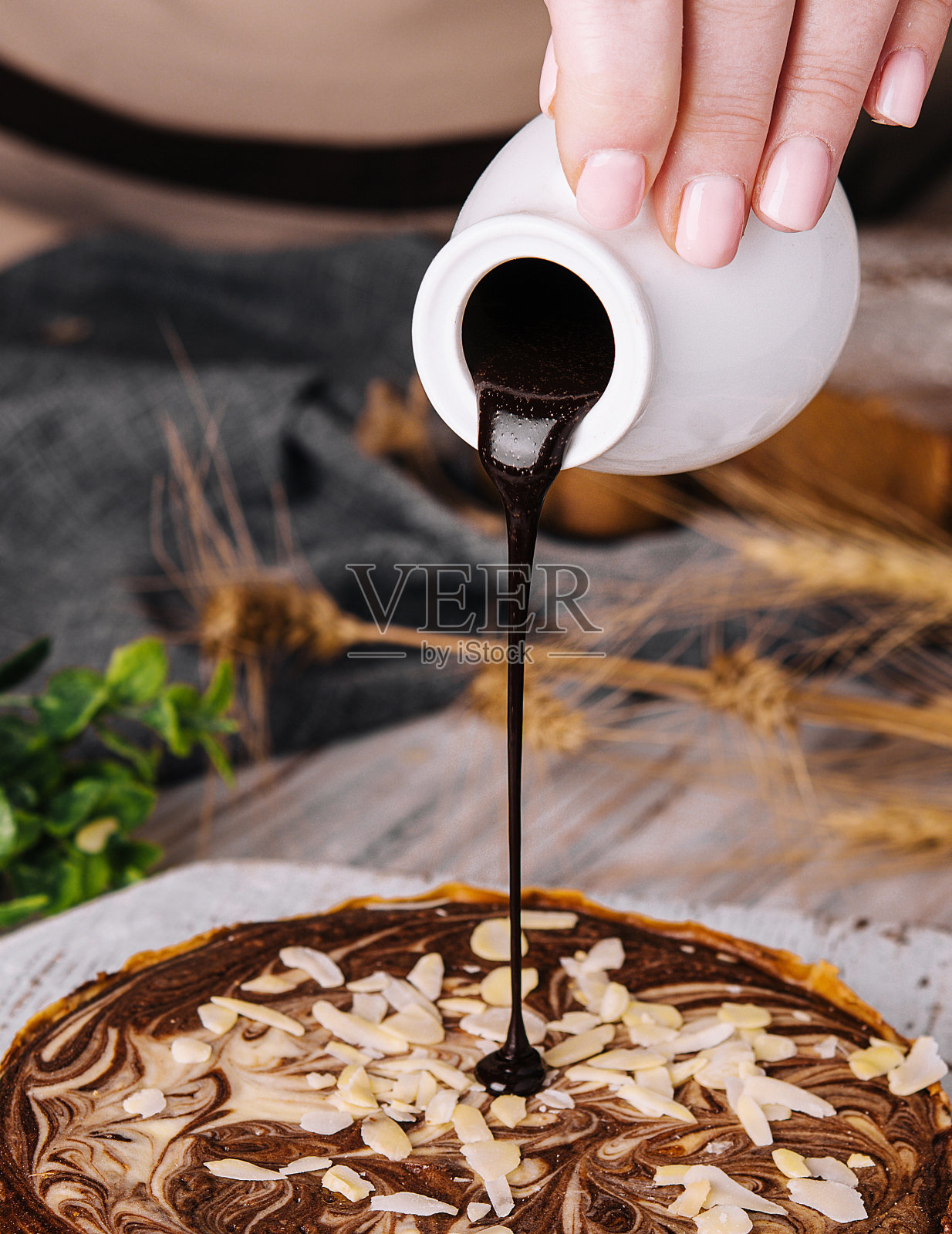 可可布朗尼淋上融化的黑巧克力照片摄影图片