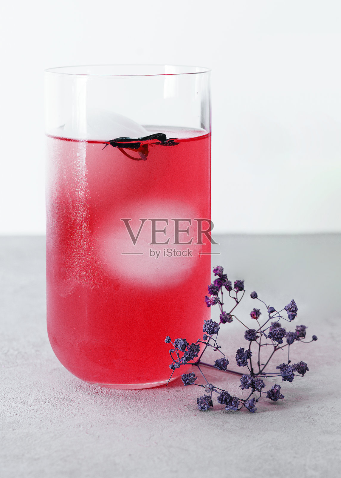 清凉的草莓夏日饮品照片摄影图片