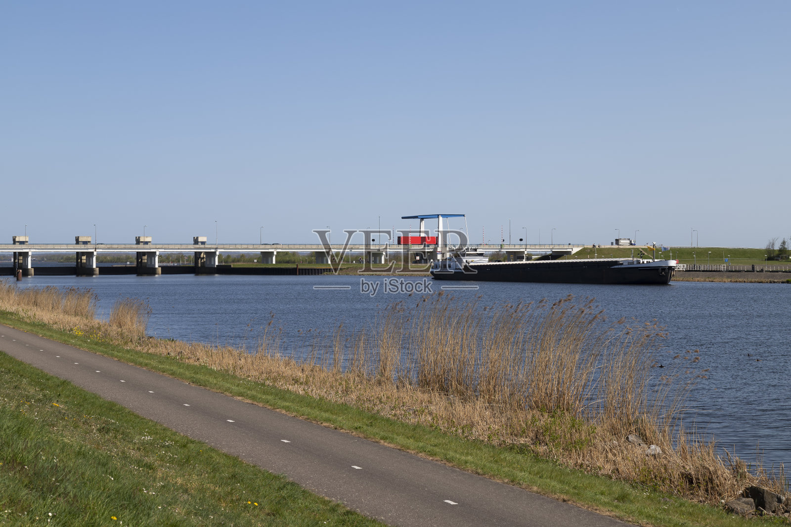 Nijkerkersluis,连接Gelderland省和Flevoland省的桥梁和锁。照片摄影图片