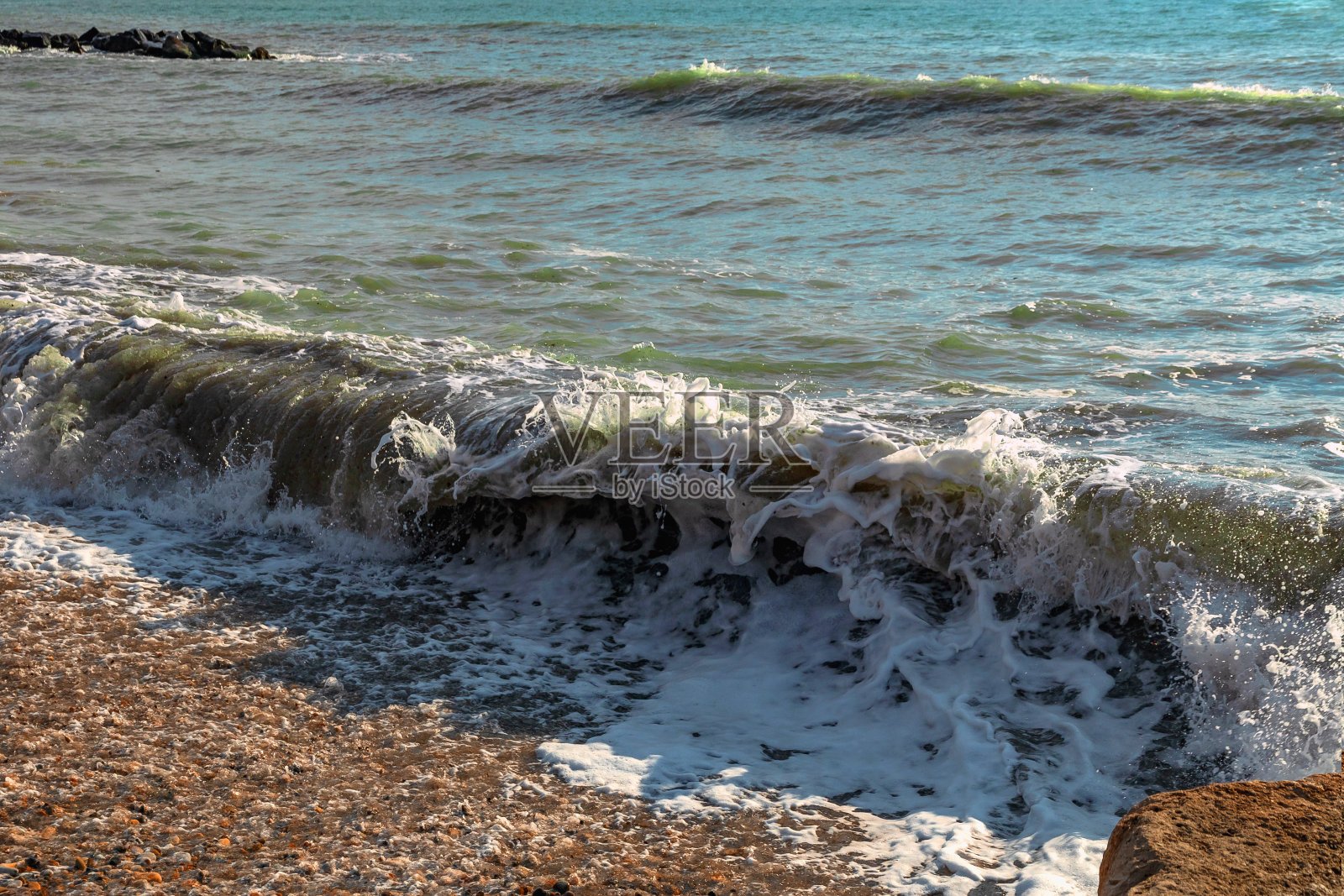 清澈的海浪般的海水。照片摄影图片
