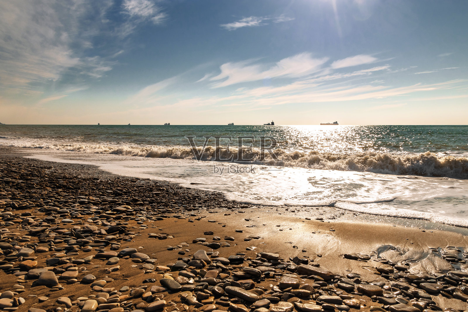 浪花拍打着岩石。照片摄影图片