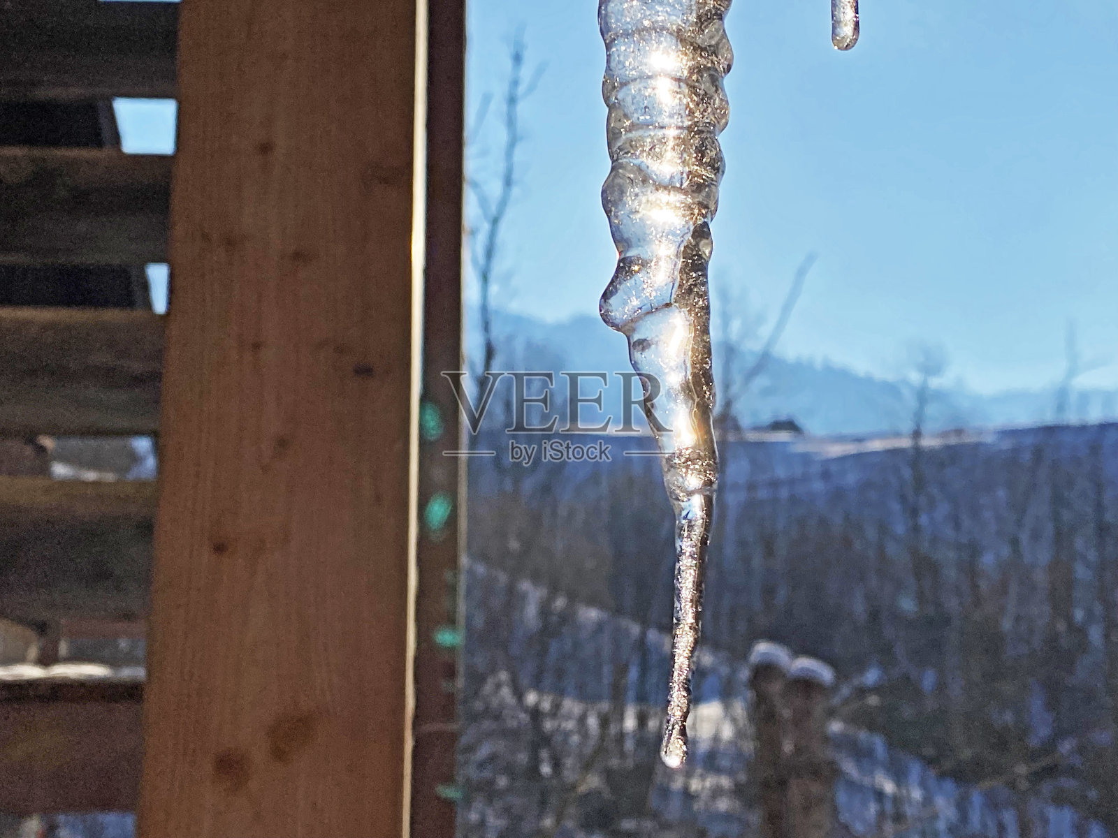 瑞士奈斯劳-奥伯托根堡阿尔卑斯山脉岩石上的冬季冰柱和冰冻的水在严冬形成。照片摄影图片