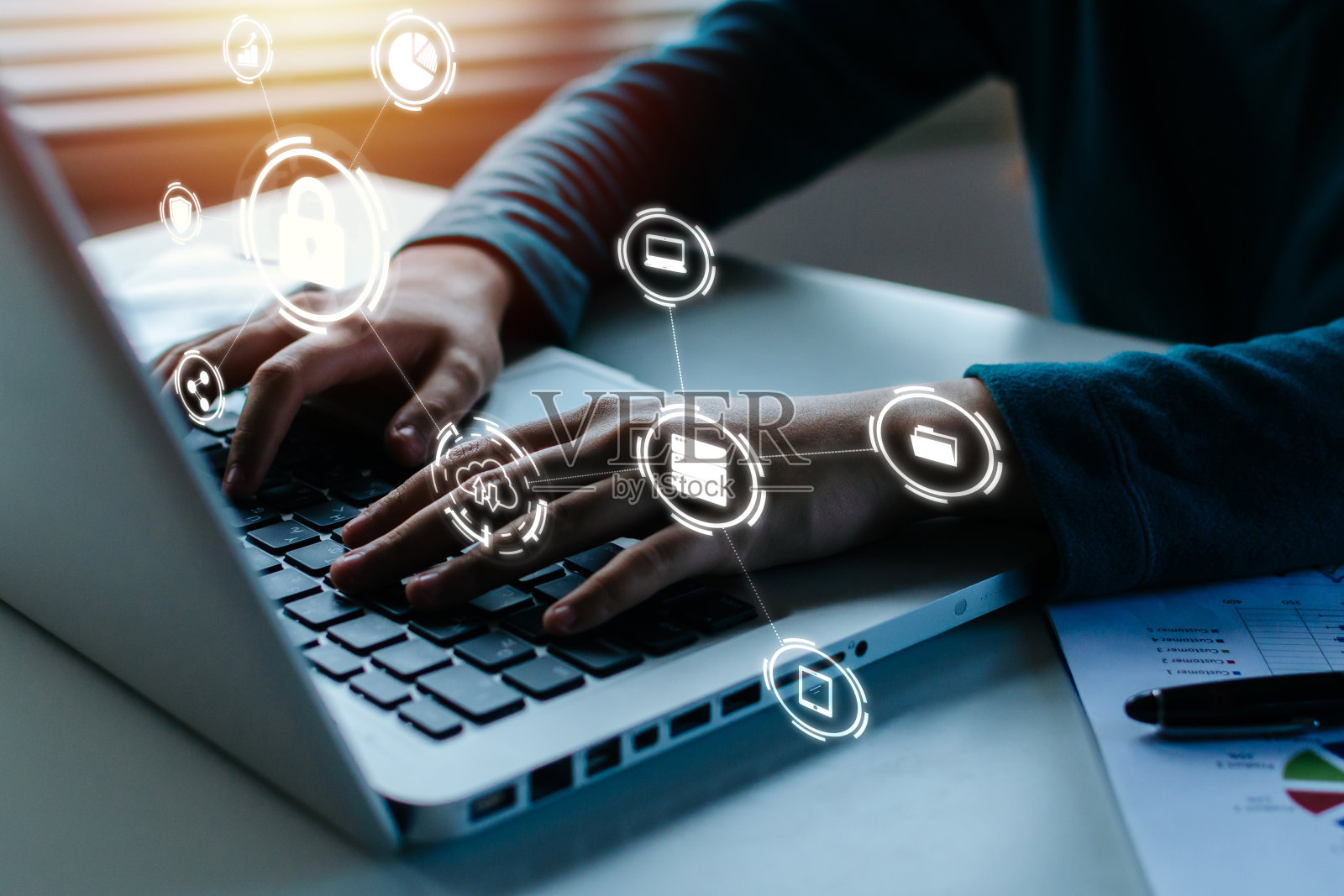 人们在笔记本电脑上手工工作,在办公室办公桌上使用虚拟图形图标图,联系我们,网络安全,数字营销,商业金融,互联网网络技术概念照片摄影图片