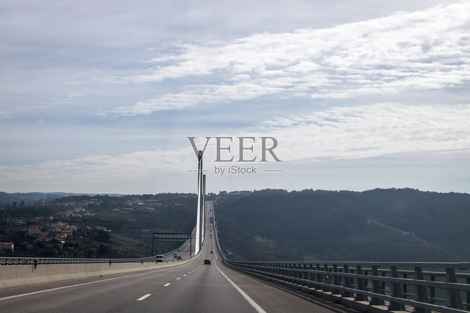 横跨蒙大拿的A4高速公路,景色和横跨Corgo河的桥梁,维拉雷亚尔,葡萄牙。水平的观点。照片摄影图片