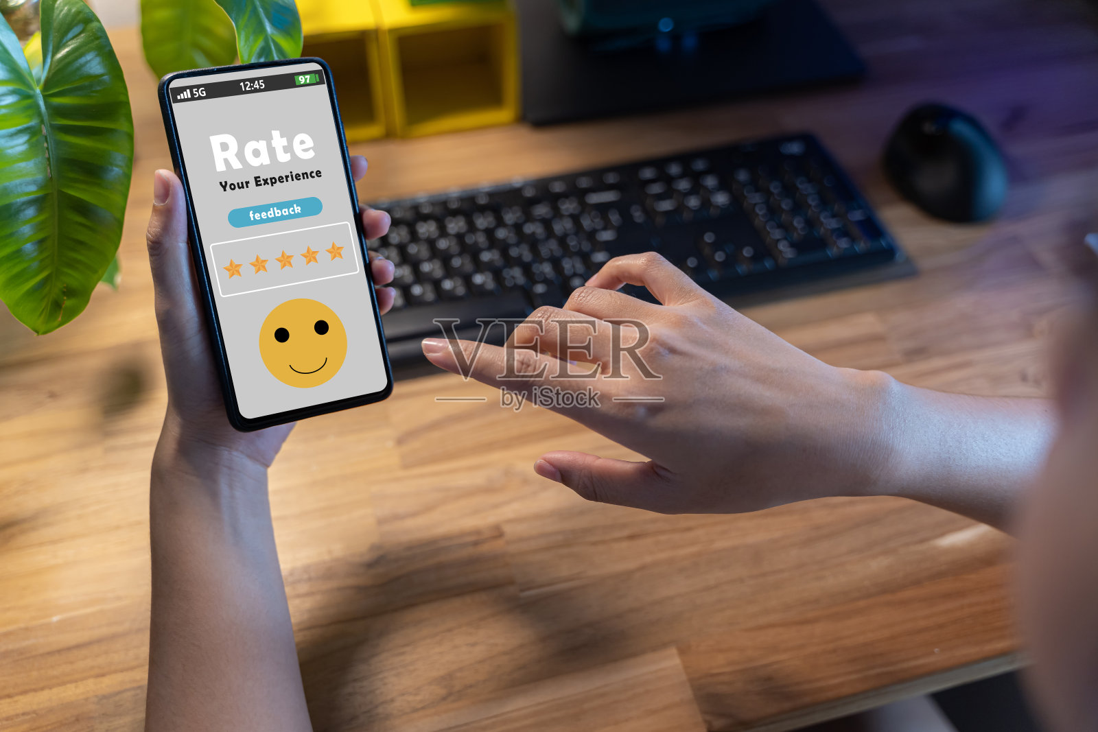 女性顾客在智能手机上给出五星评价,满意度,客户服务体验。服务评级审查。照片摄影图片