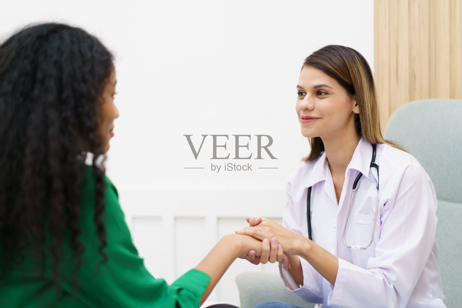 医生和病人谈话。照片摄影图片