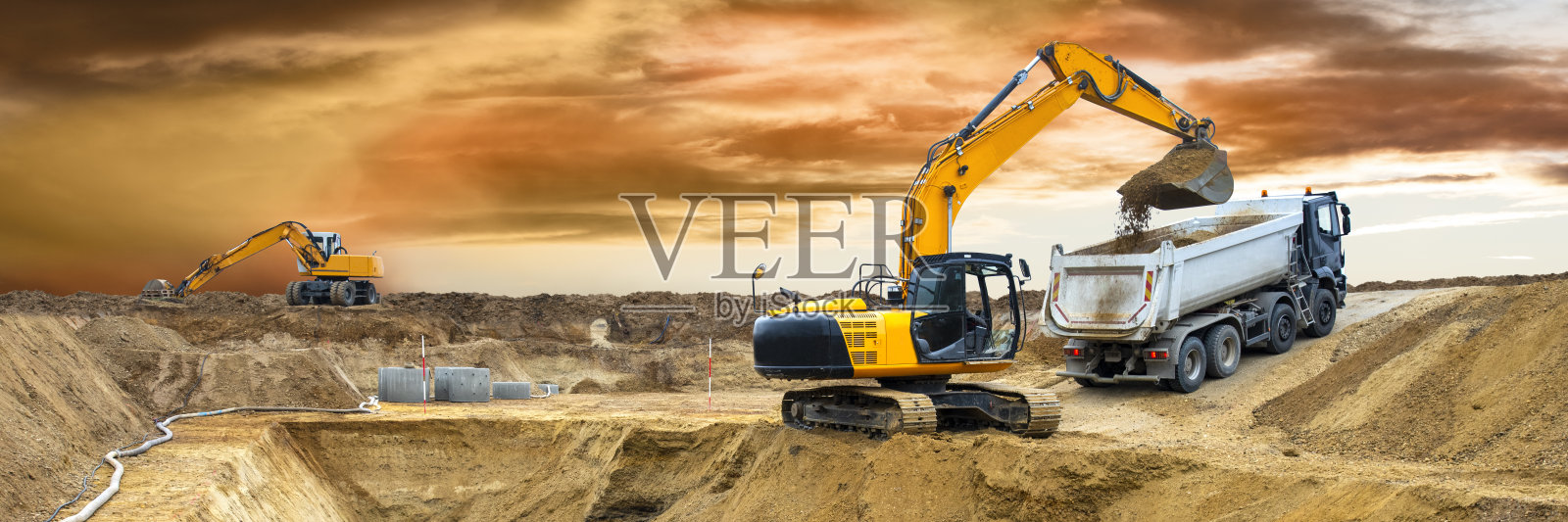 挖掘机正在施工现场进行挖掘工作照片摄影图片