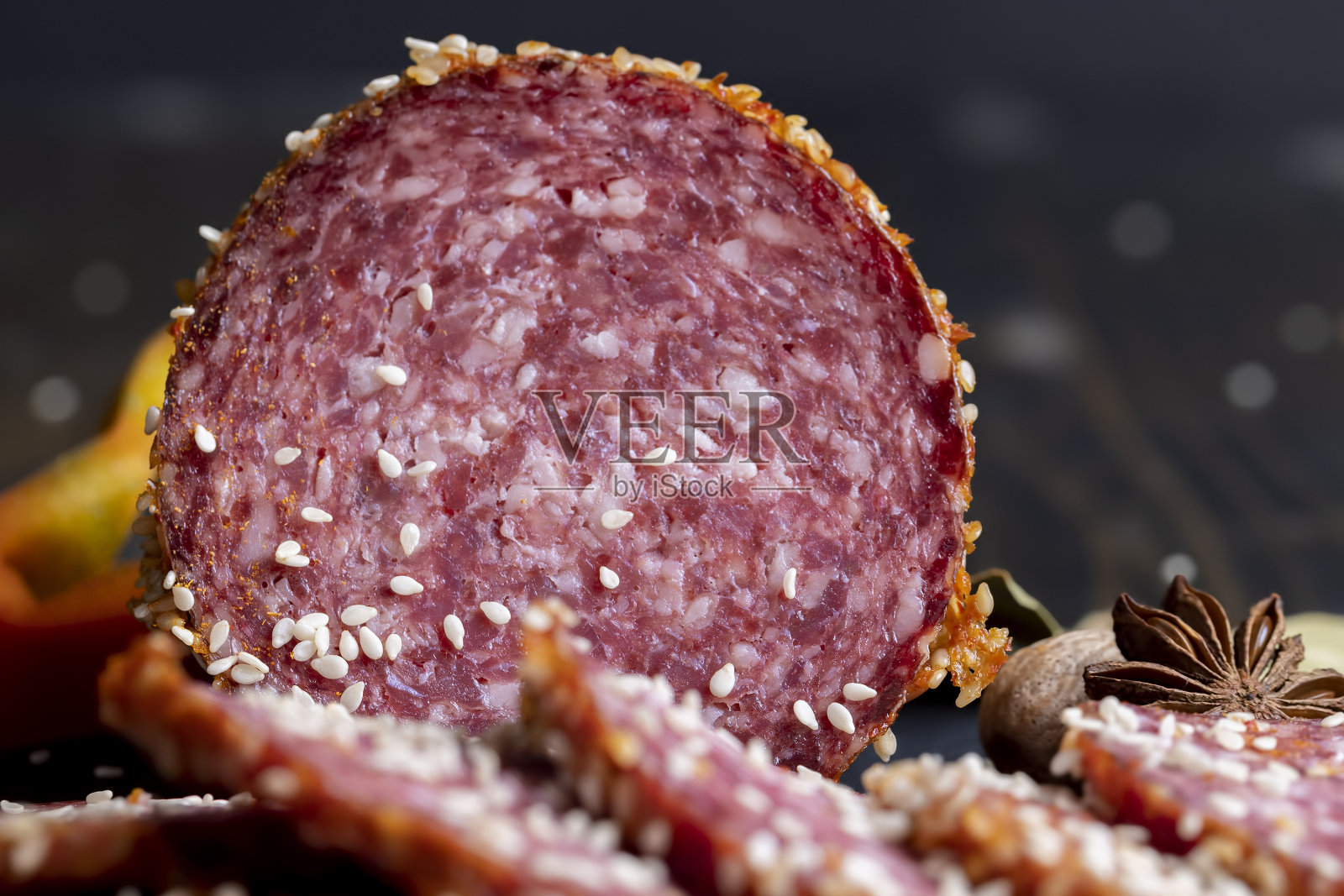 切成薄片的香肠加香料和大量的芝麻照片摄影图片