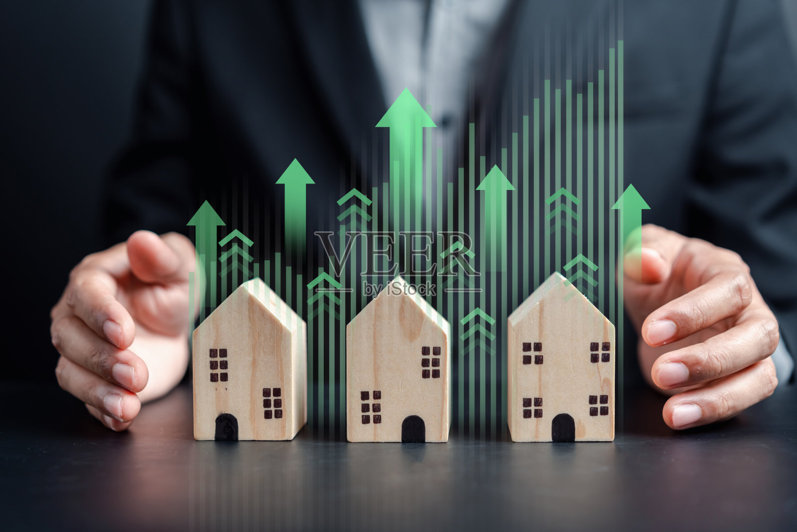 房产利息研究最优惠利率,手持木房子,金融贷款增加。投资计划。商业地产。银行利润。、投资者思维策略照片摄影图片