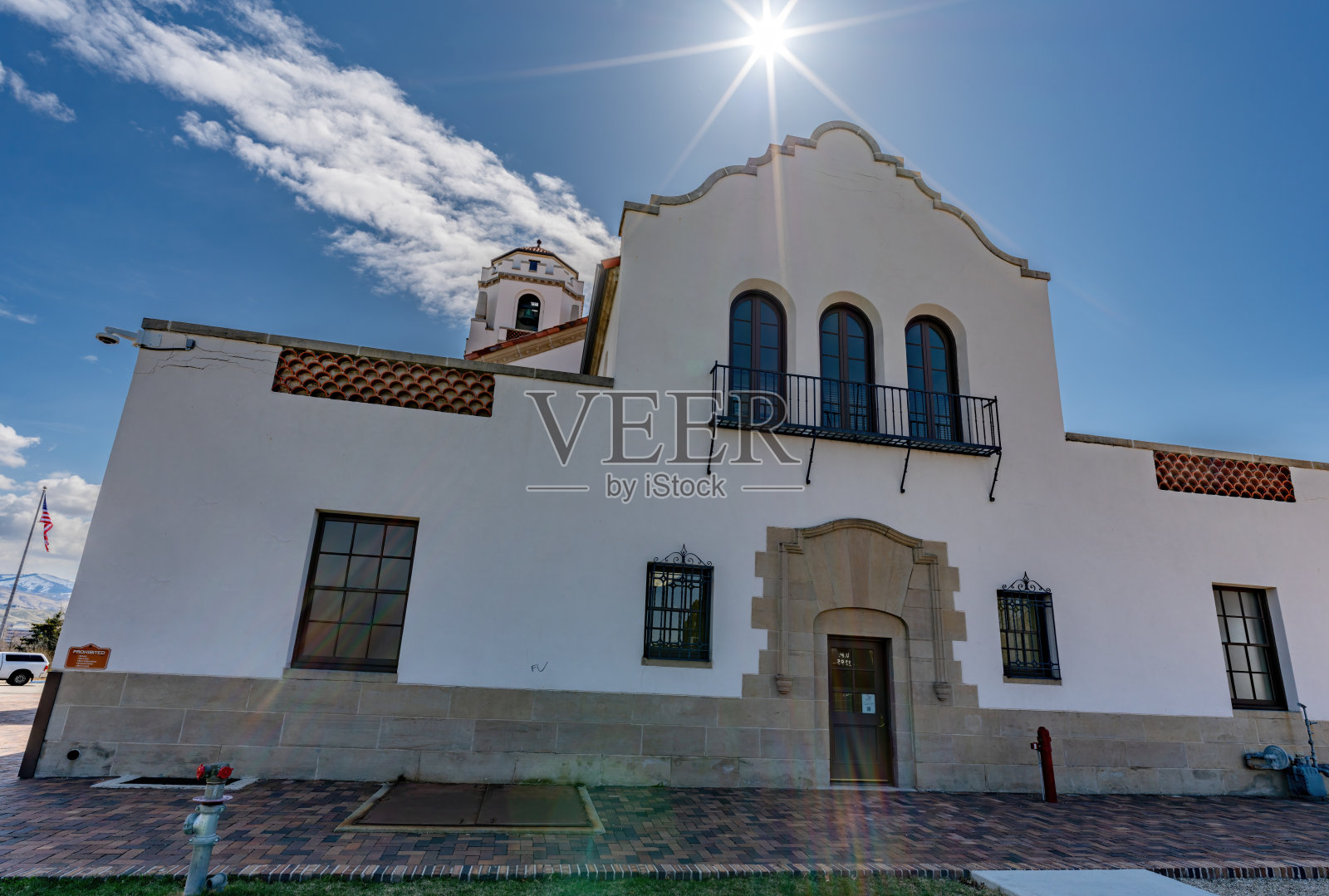 从不同寻常的角度来看,博伊西火车站与太阳的爆发照片摄影图片