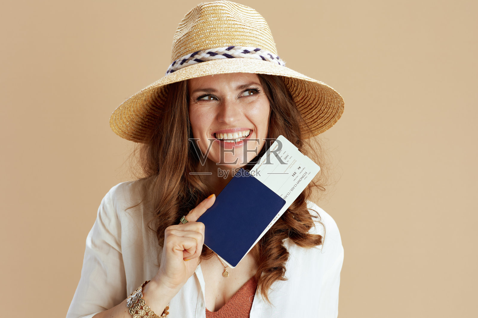 微笑优雅的女人穿着上衣和短裤孤立的米色照片摄影图片