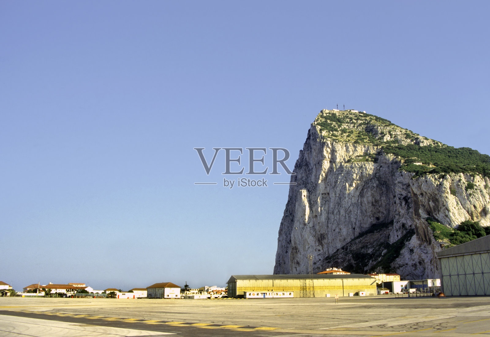 穿过直布罗陀机场跑道的道路照片摄影图片