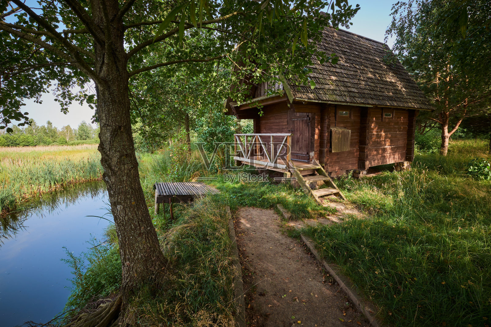夏天池塘边的澡堂。照片摄影图片