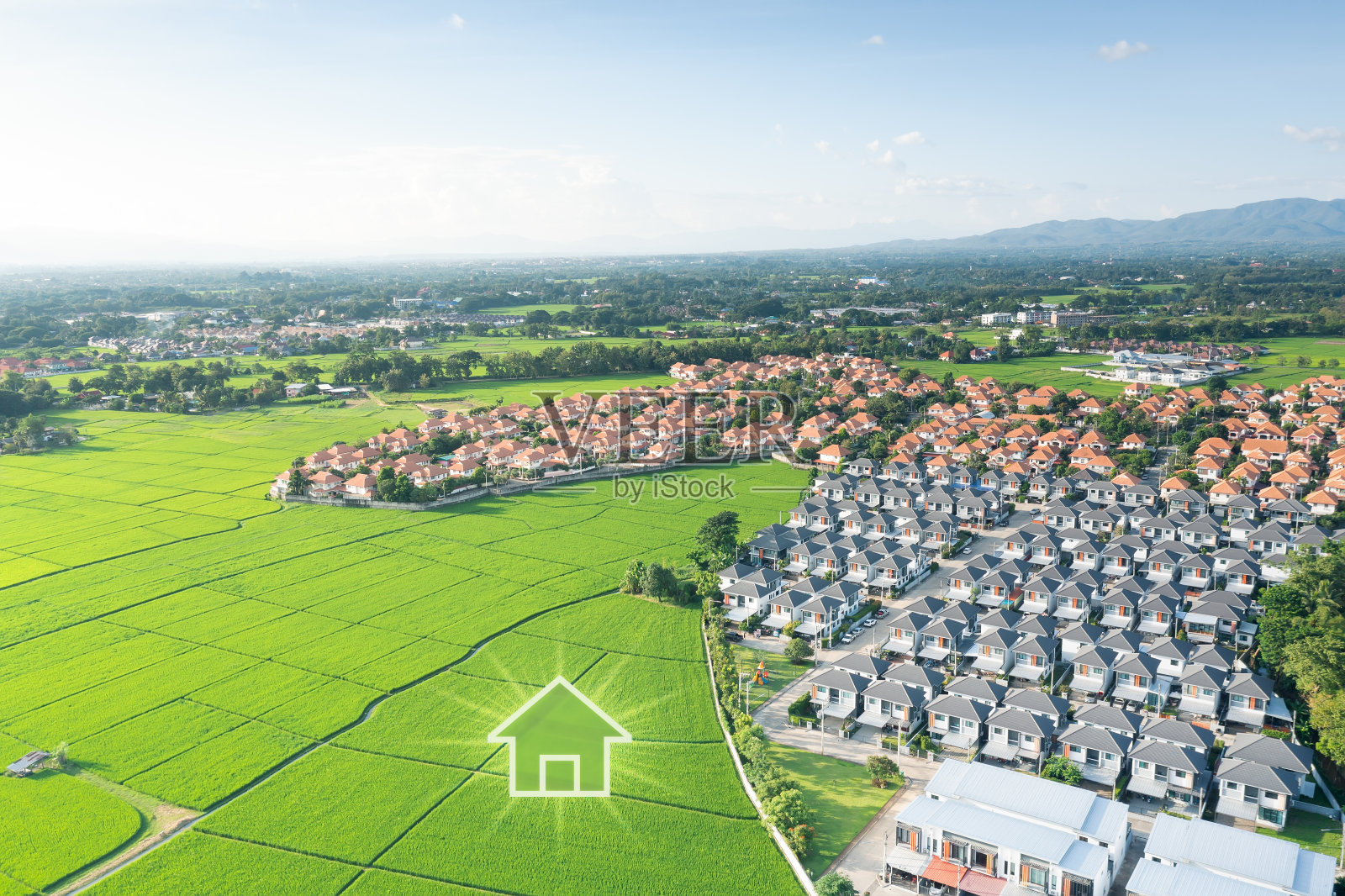 鸟瞰图中的绿色田野和梦想中的房子。照片摄影图片