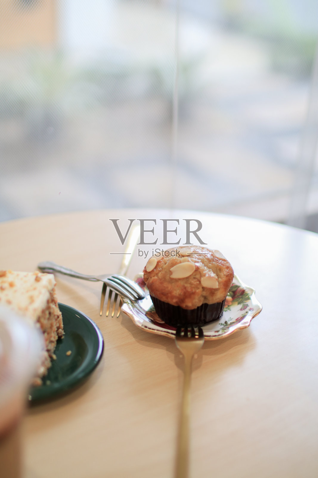 香蕉纸杯蛋糕和杏仁浇头。早餐在咖啡厅咖啡厅,期间商务工作概念照片摄影图片