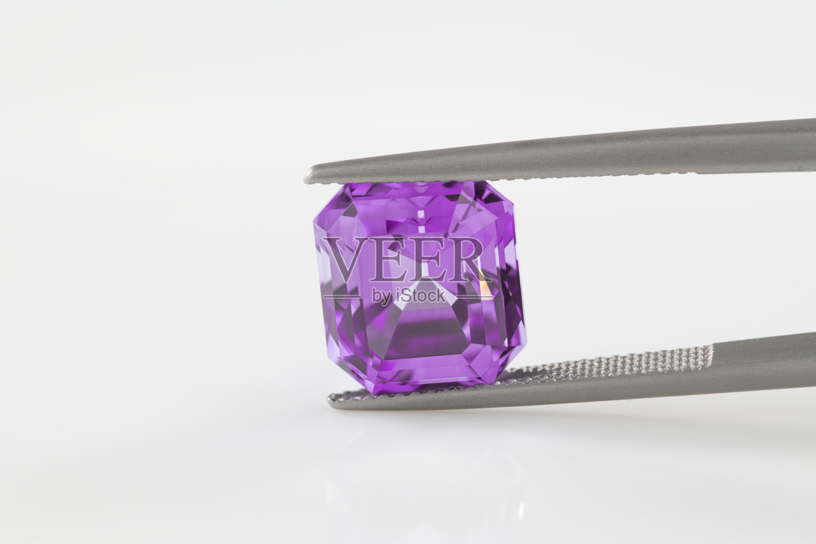 紫色宝石在镊子照片摄影图片