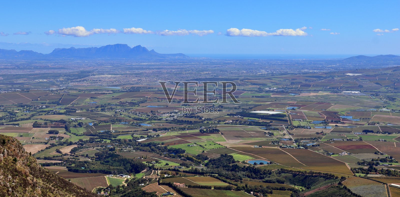 从南非开普敦斯泰伦博斯山上鸟瞰葡萄酒农场照片摄影图片