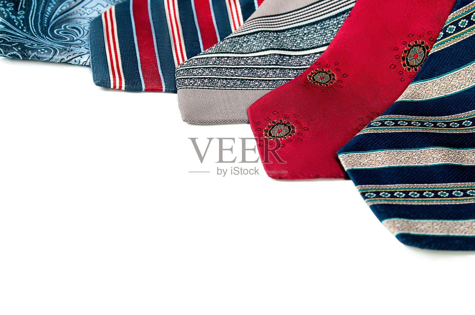 白色背景上的彩色领带照片摄影图片