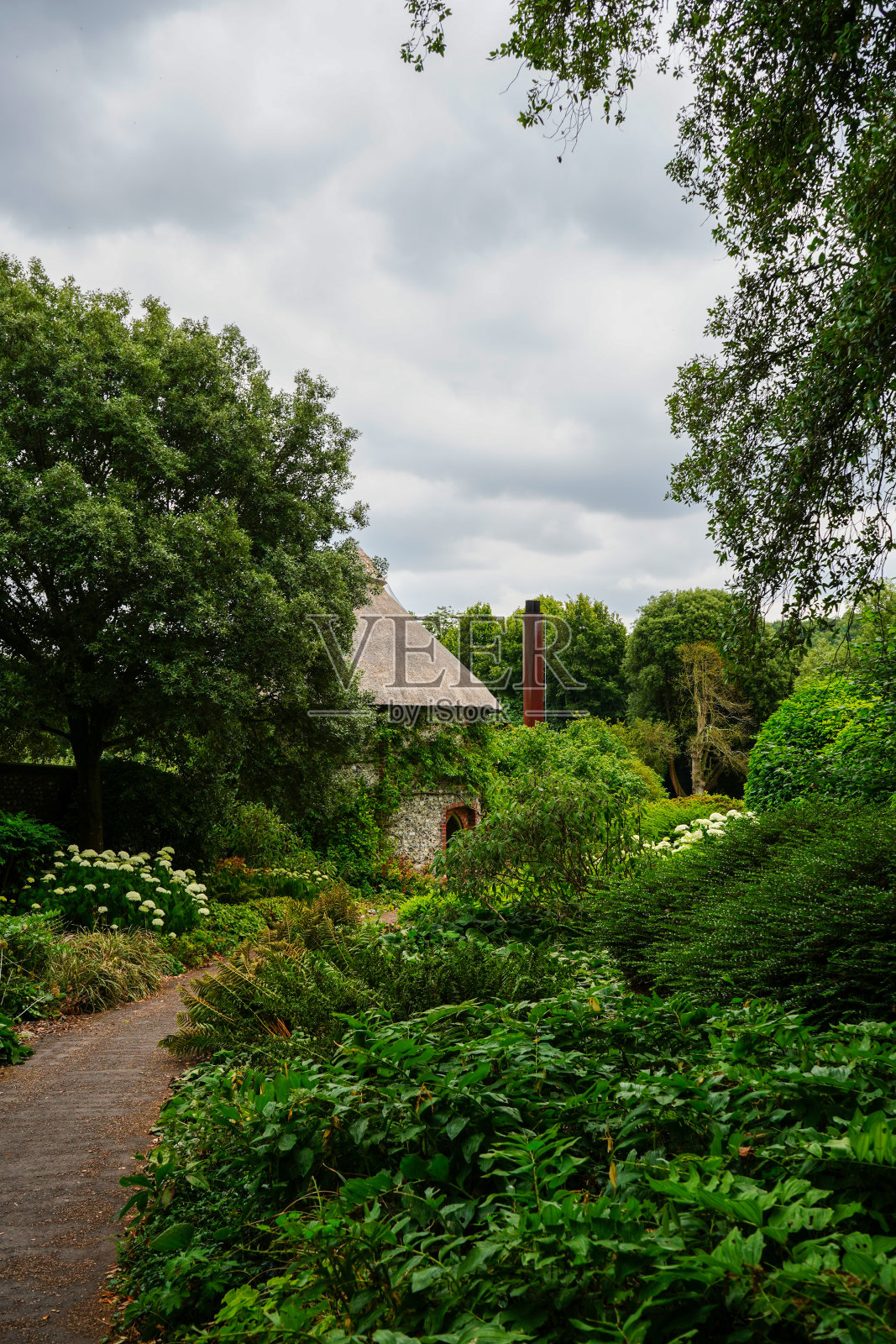 花园中间的小圆房子照片摄影图片