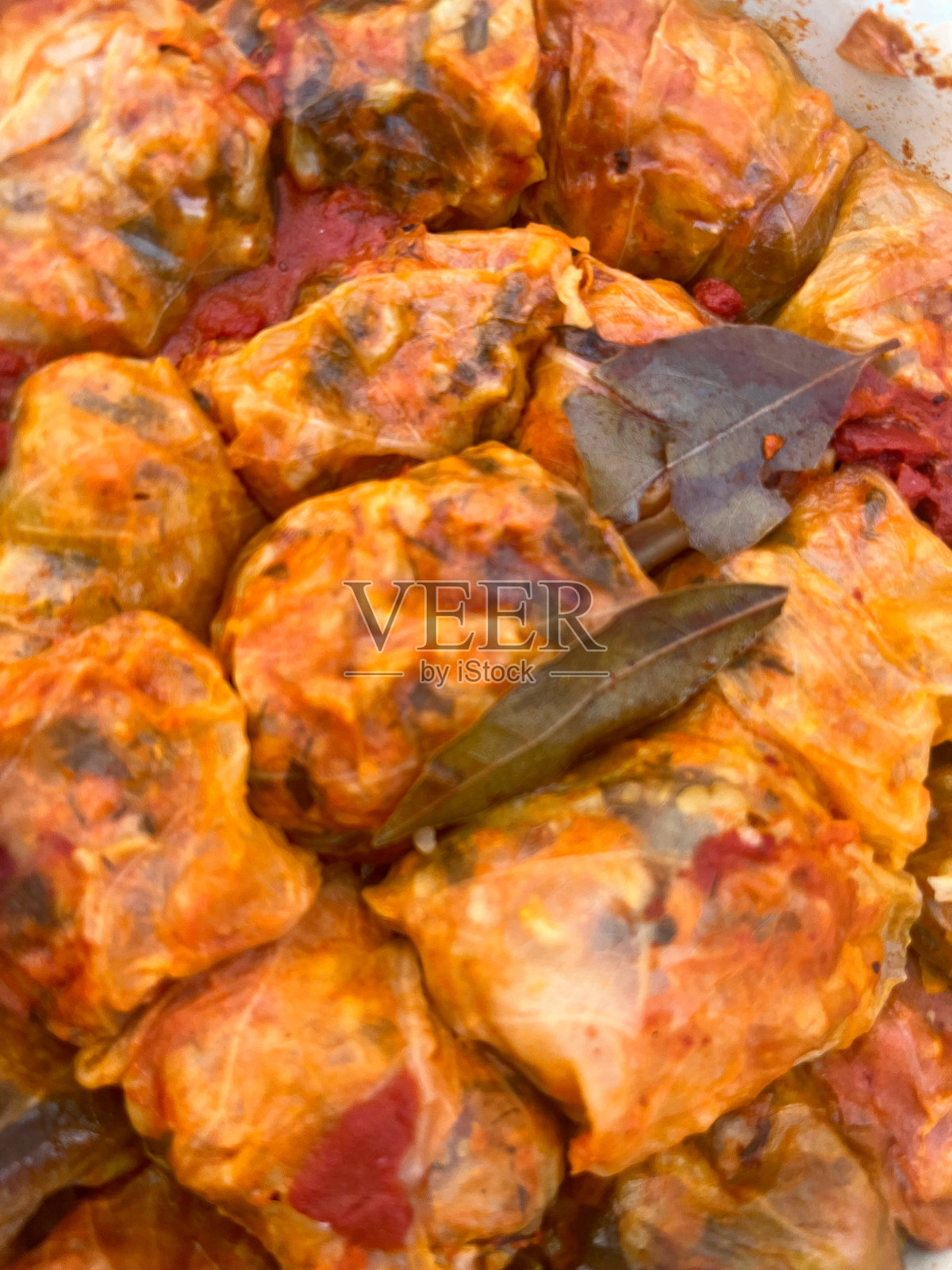 月桂叶煮鲑鱼特写。罗马尼亚传统食物照片摄影图片