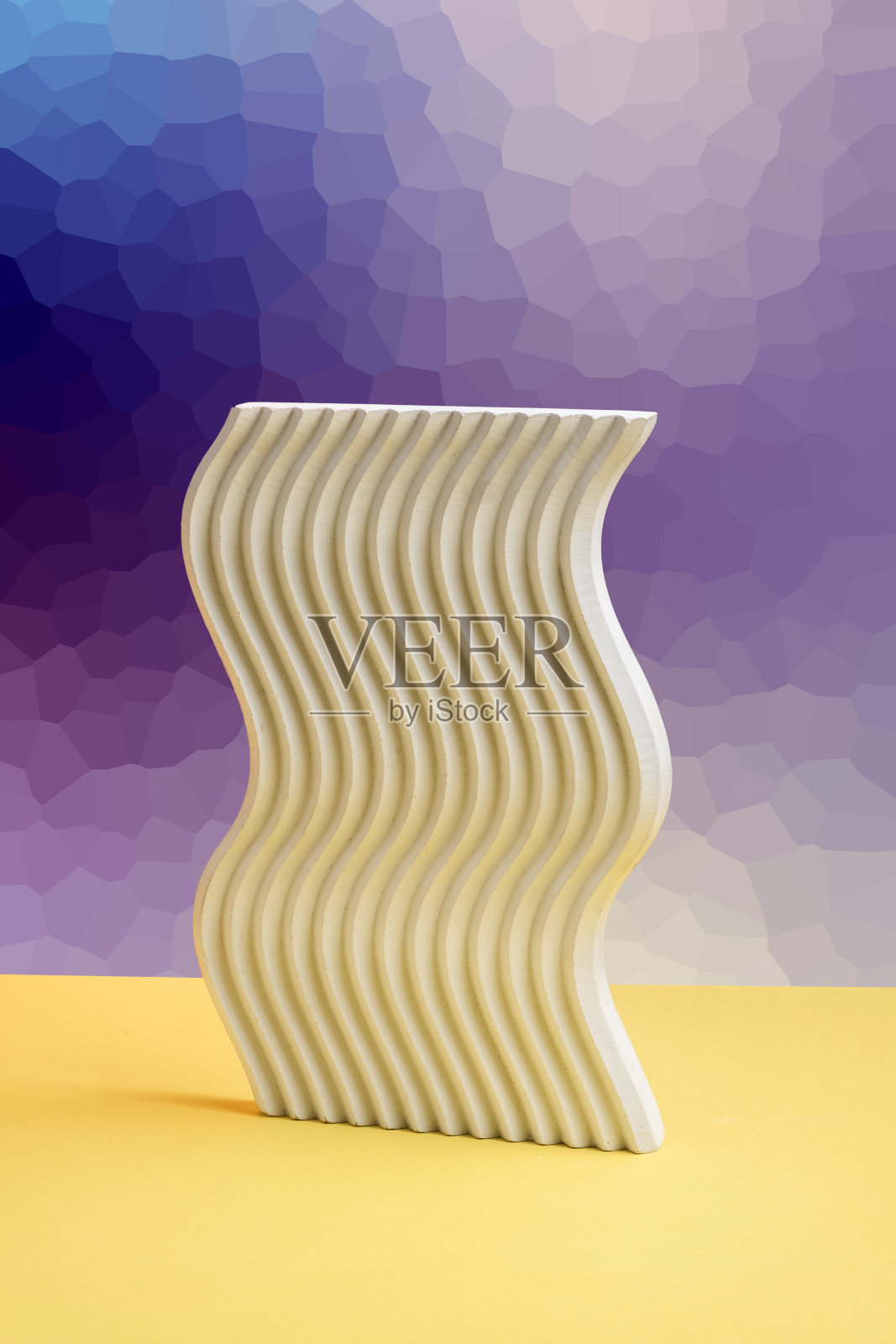 纹理混凝土几何平面元素上的黄紫色渐变背景。仍然生活。极简主义照片摄影图片