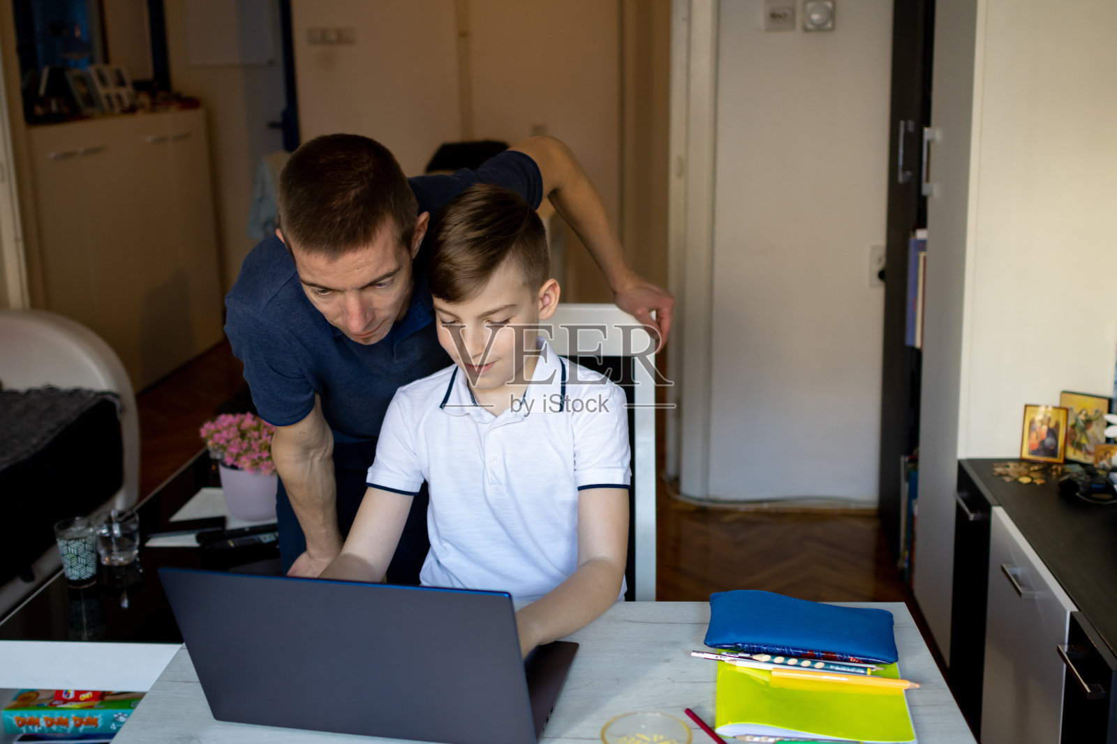 父子俩在家里用笔记本电脑学习在线课程照片摄影图片