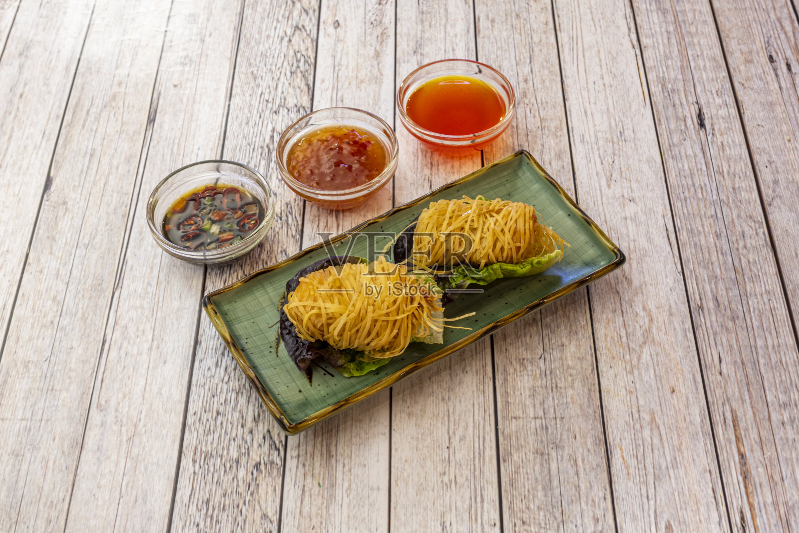 脆脆的越南对虾配上各种蘸料照片摄影图片