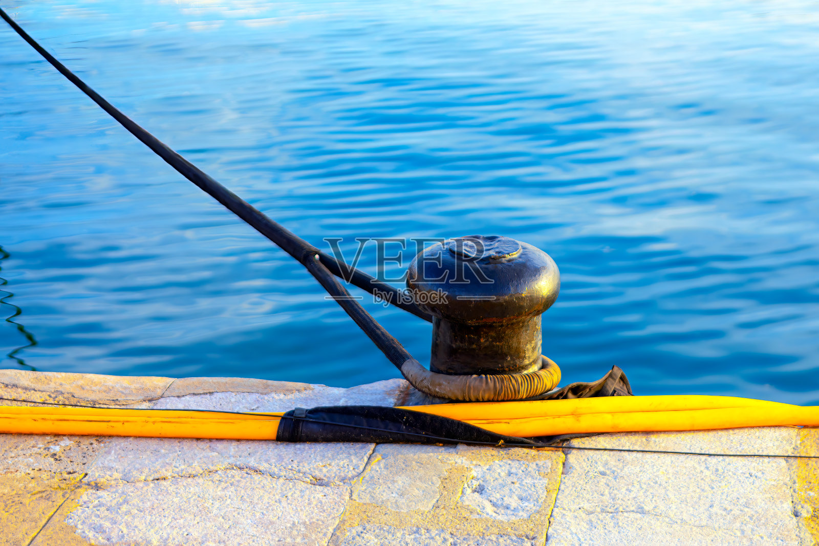 船舶系泊柱照片摄影图片