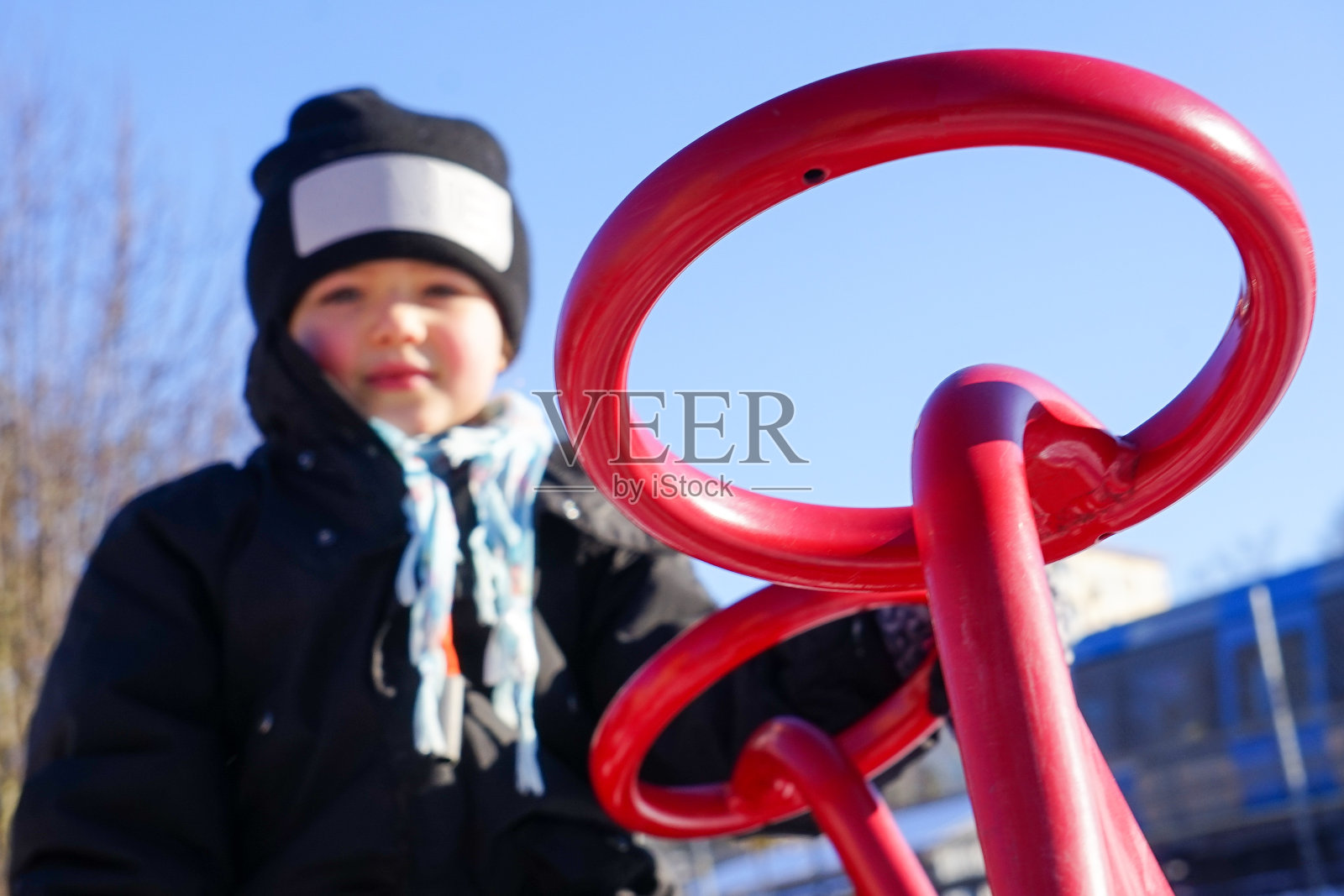 女孩在操场上对着天空玩耍的肖像照片摄影图片