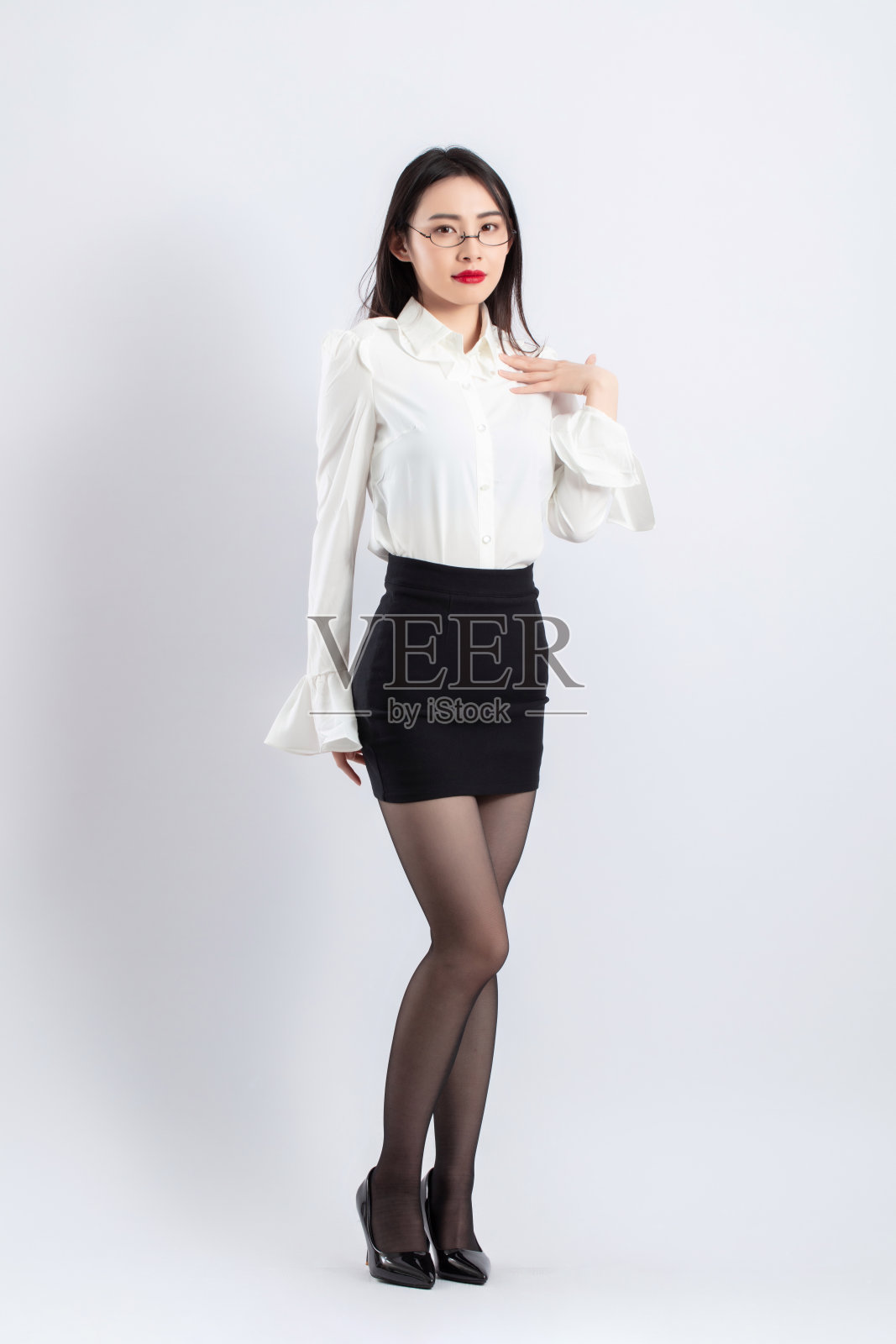 美丽的女模特在时装工作室摆姿势照片摄影图片