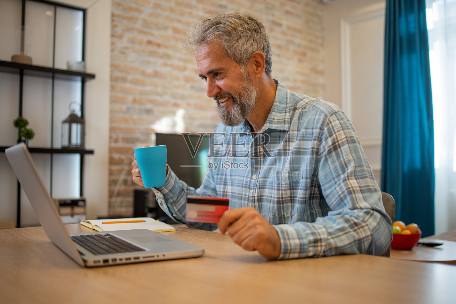 男人用她的信用卡在网上购物照片摄影图片