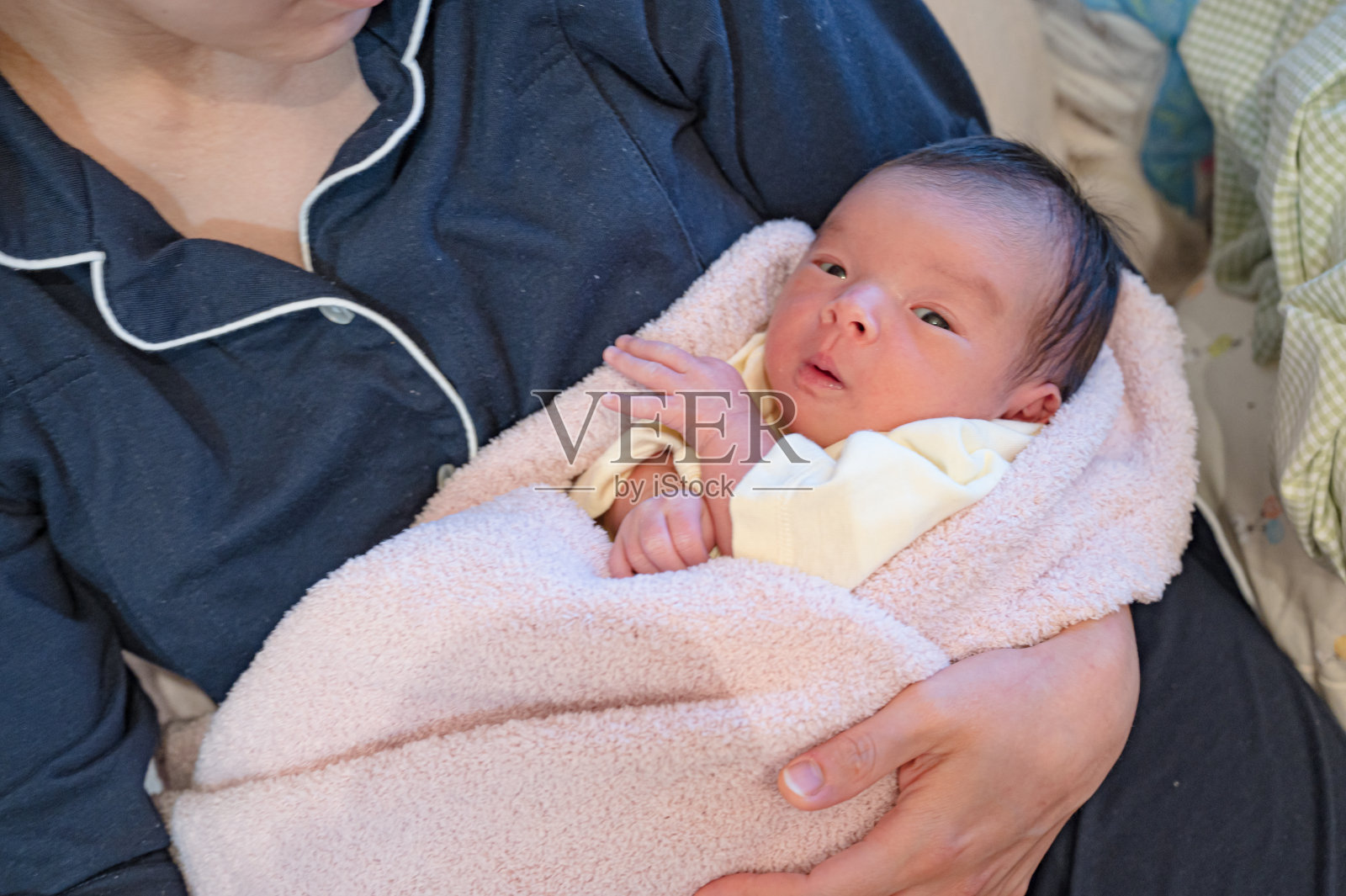 可爱的日本宝宝和妈妈照片摄影图片