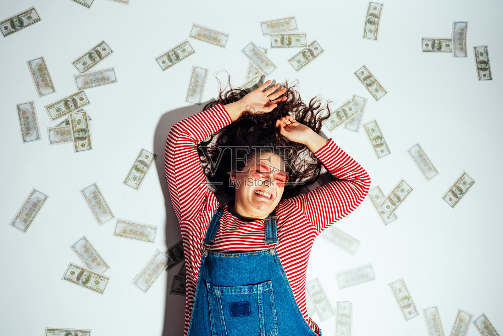 大码女模特在工作室摆姿势,玩得很开心。照片摄影图片