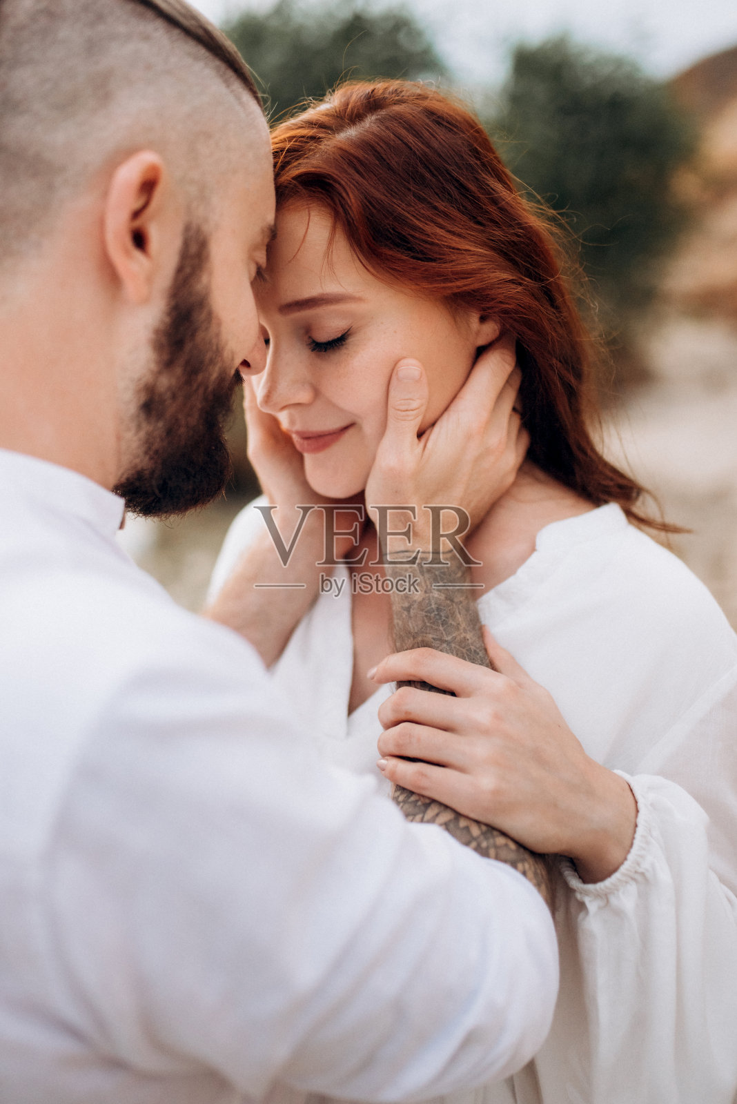 一个男人和一个穿白衣的女孩在海边照片摄影图片