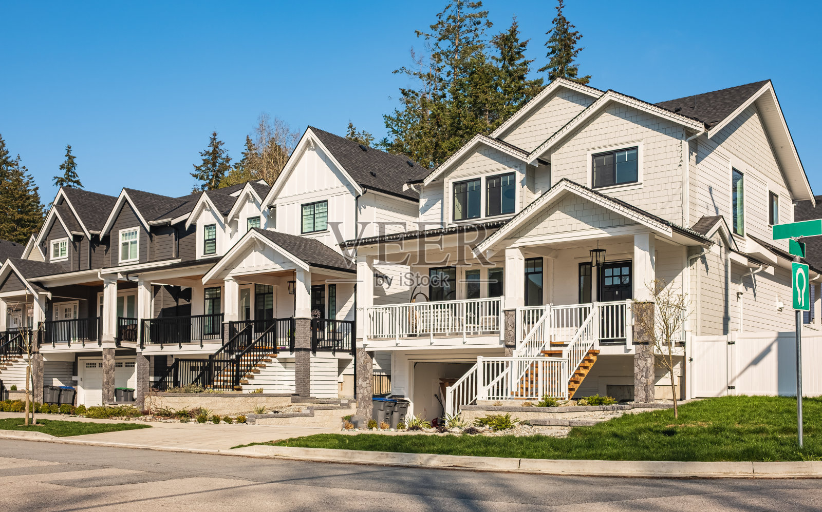 一个完美的社区。北美春天郊区的房子。房地产外部前屋在一个阳光明媚的日子照片摄影图片