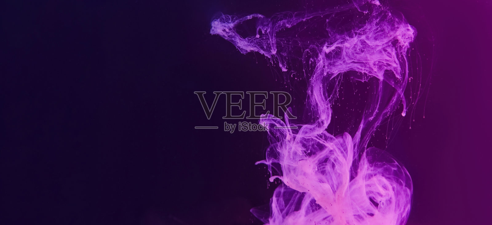 彩色烟霓虹背景紫墨水雾照片摄影图片