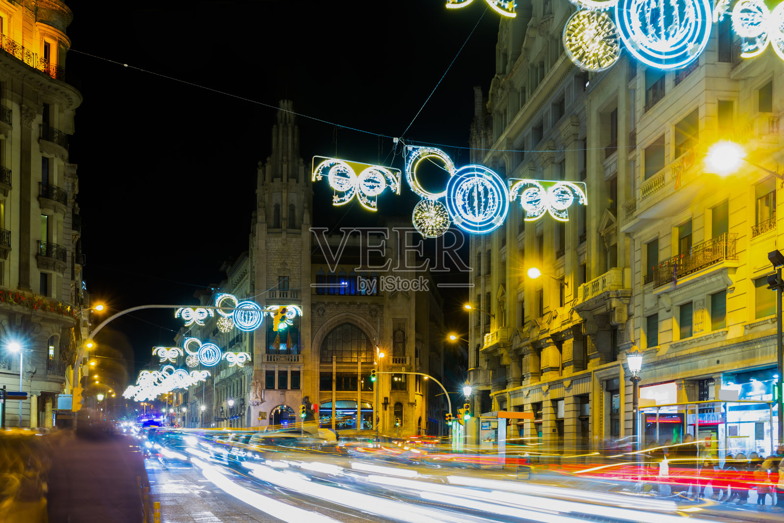 巴塞罗那街道的冬季夜景照片摄影图片