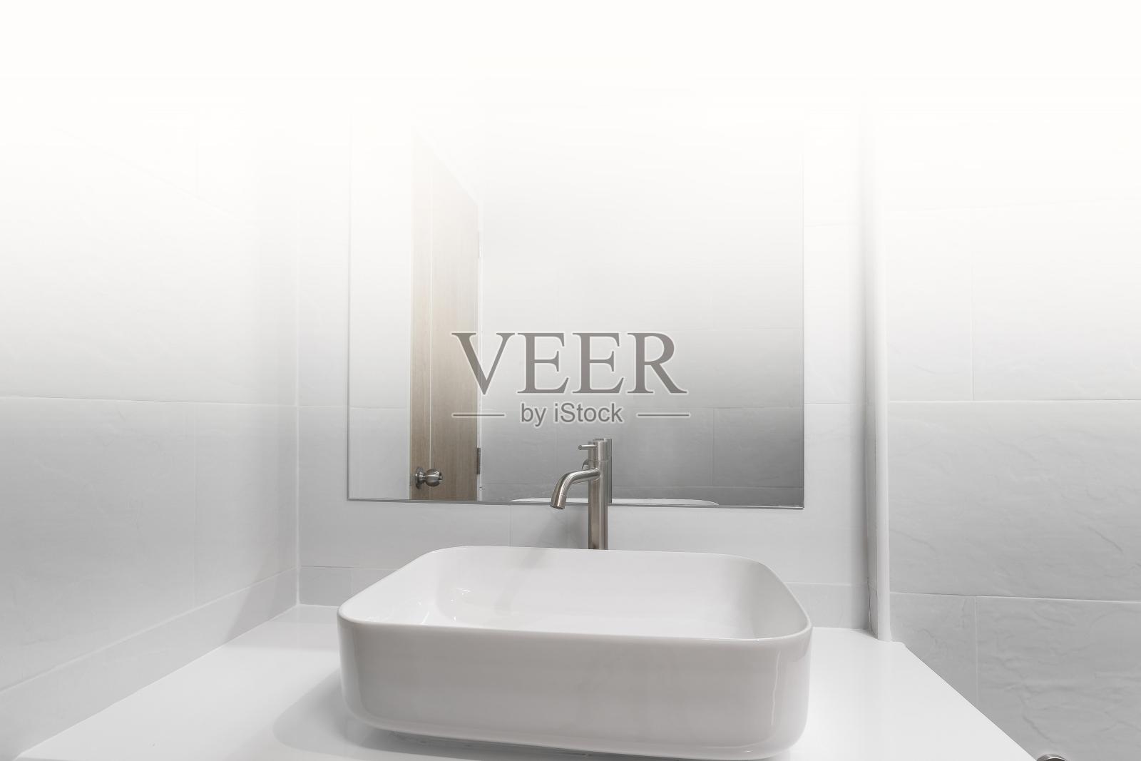 用白光清洁水槽,家居清洁卫生理念。照片摄影图片