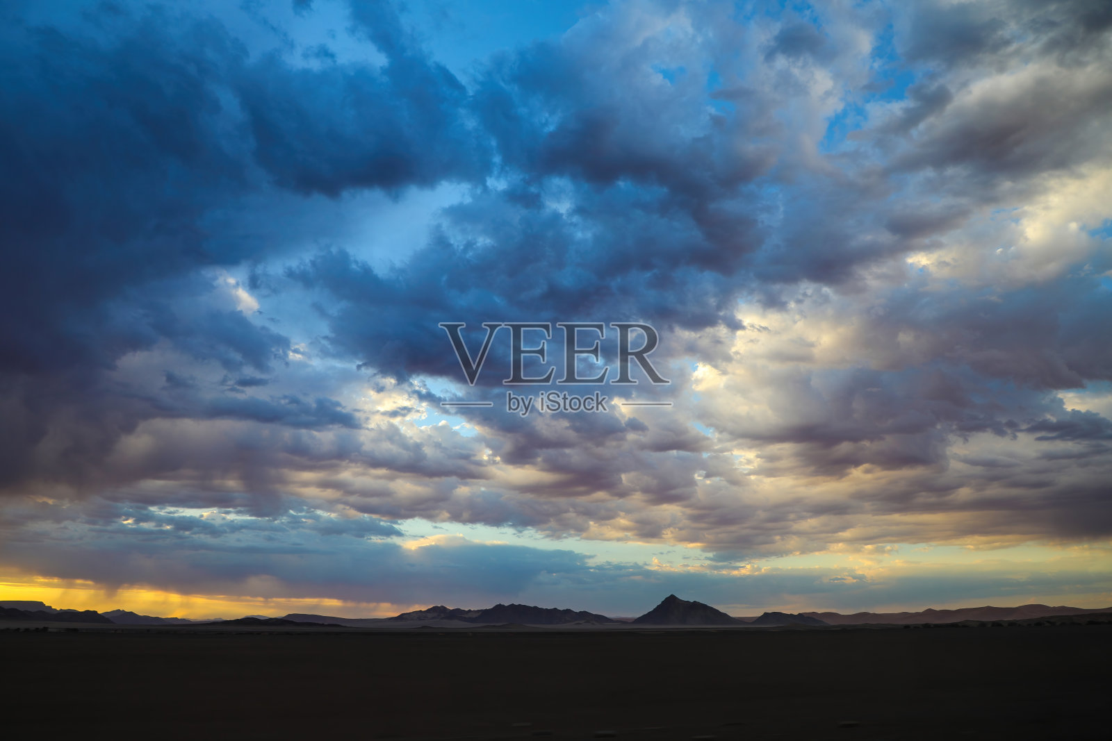 清晨天空中引人注目的云彩照片摄影图片