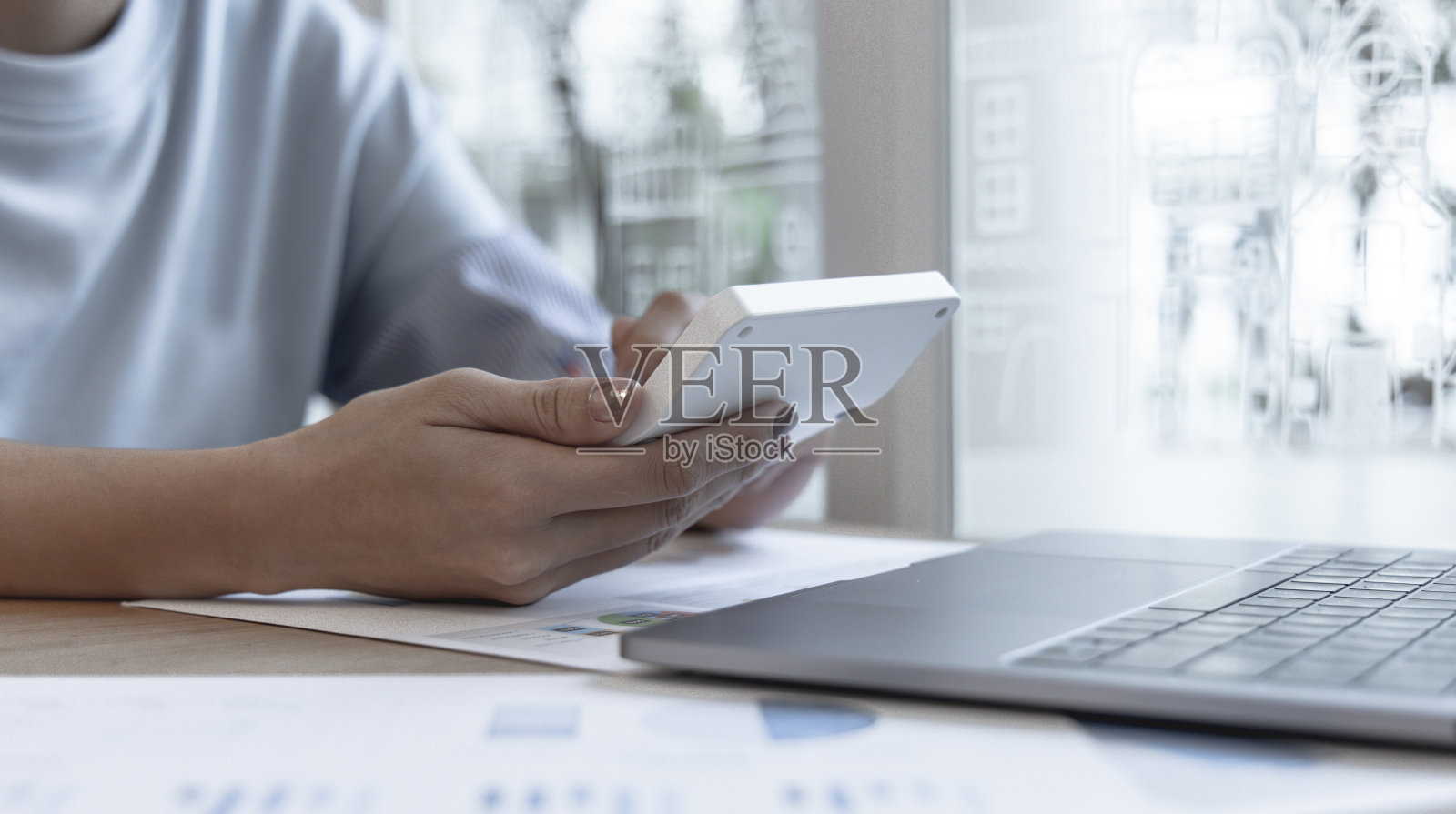 财务或会计专业人士使用笔记本电脑照片摄影图片