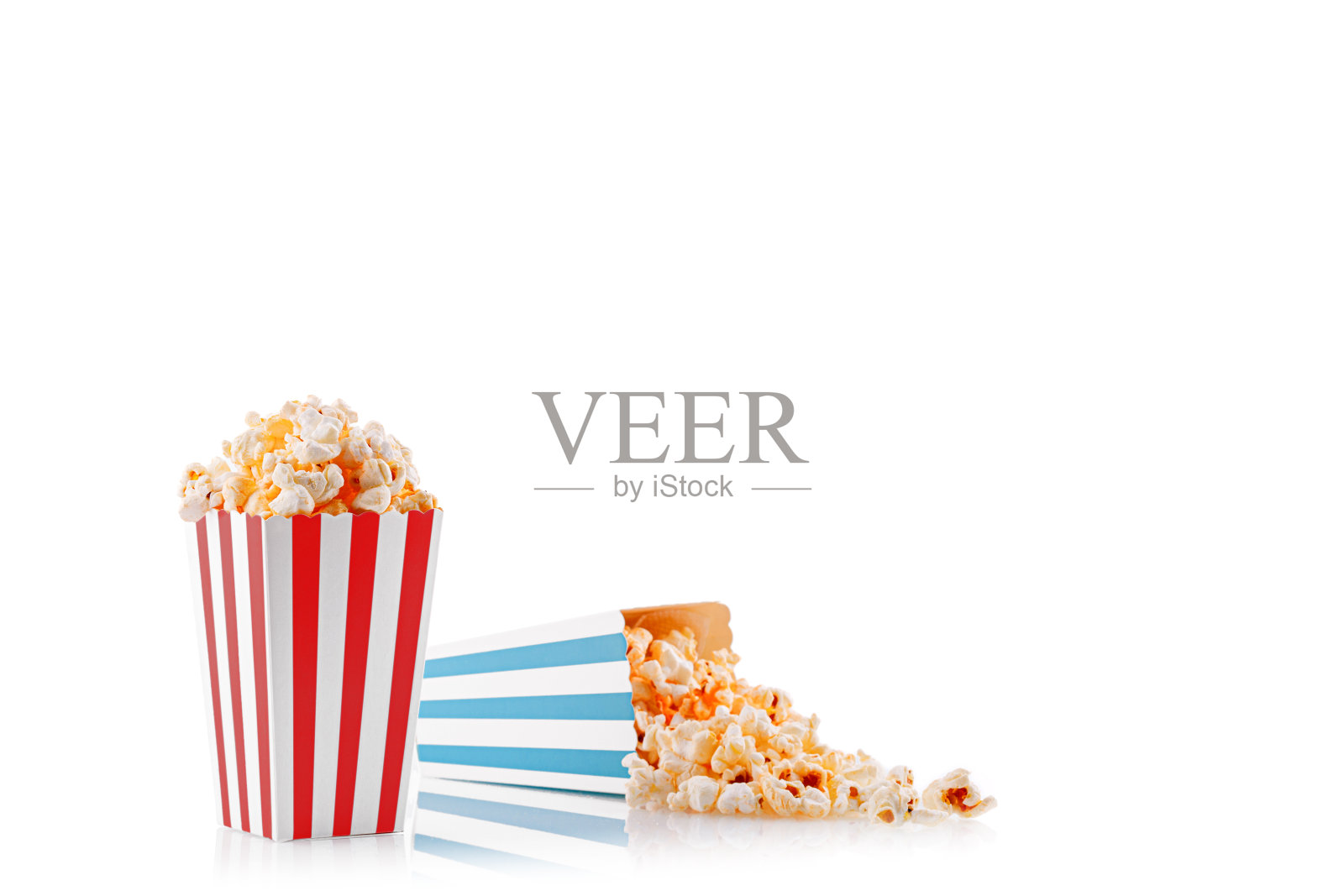 白色背景的爆米花玻璃杯照片摄影图片