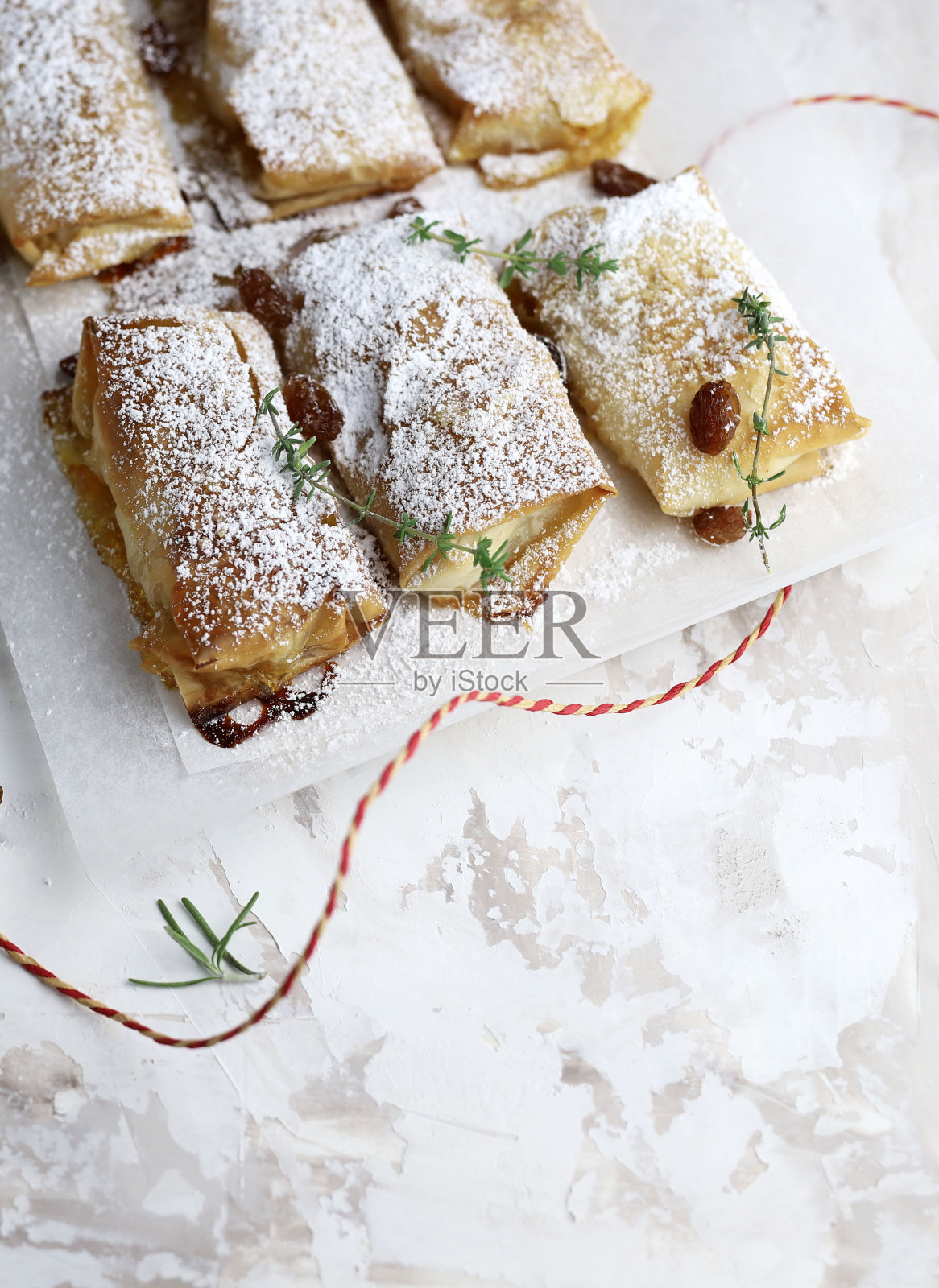 自制单份苹果馅饼。照片摄影图片